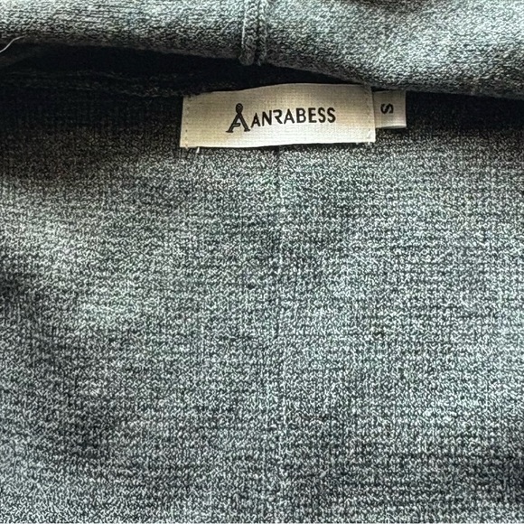 Elegant Gray Women's Cardigan Small - Picture 3 of 4